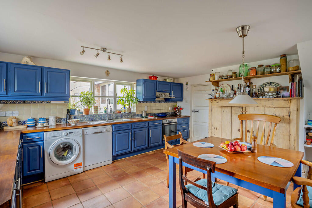 8642411-interior1...