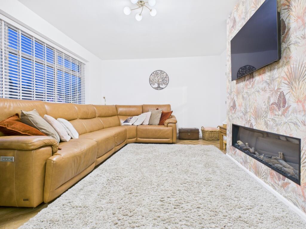 CAM03729G0-PR0201-STILL014