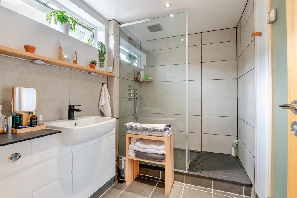 Garden Studio 6 - Shower Room.jpg