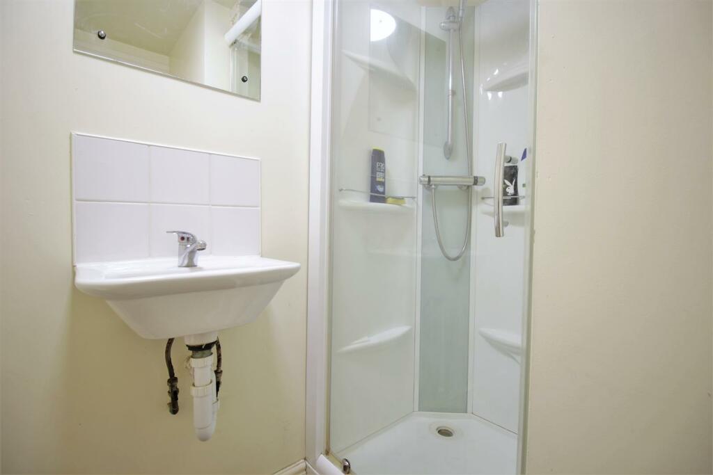 Student-property-sheffield-bathroom.JPG