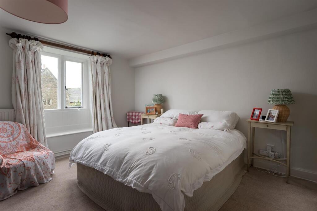 48 - Manor Farm - GL54 2ND - Web.jpg