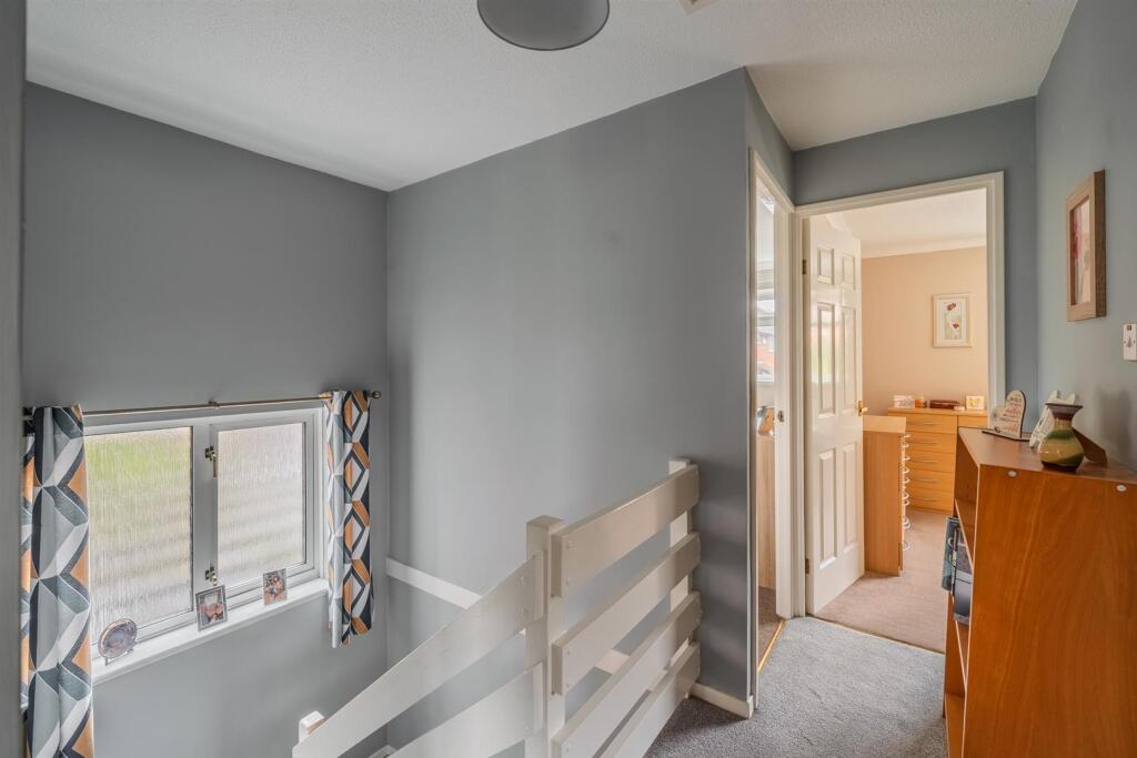 24 Larch Close-8.jpg