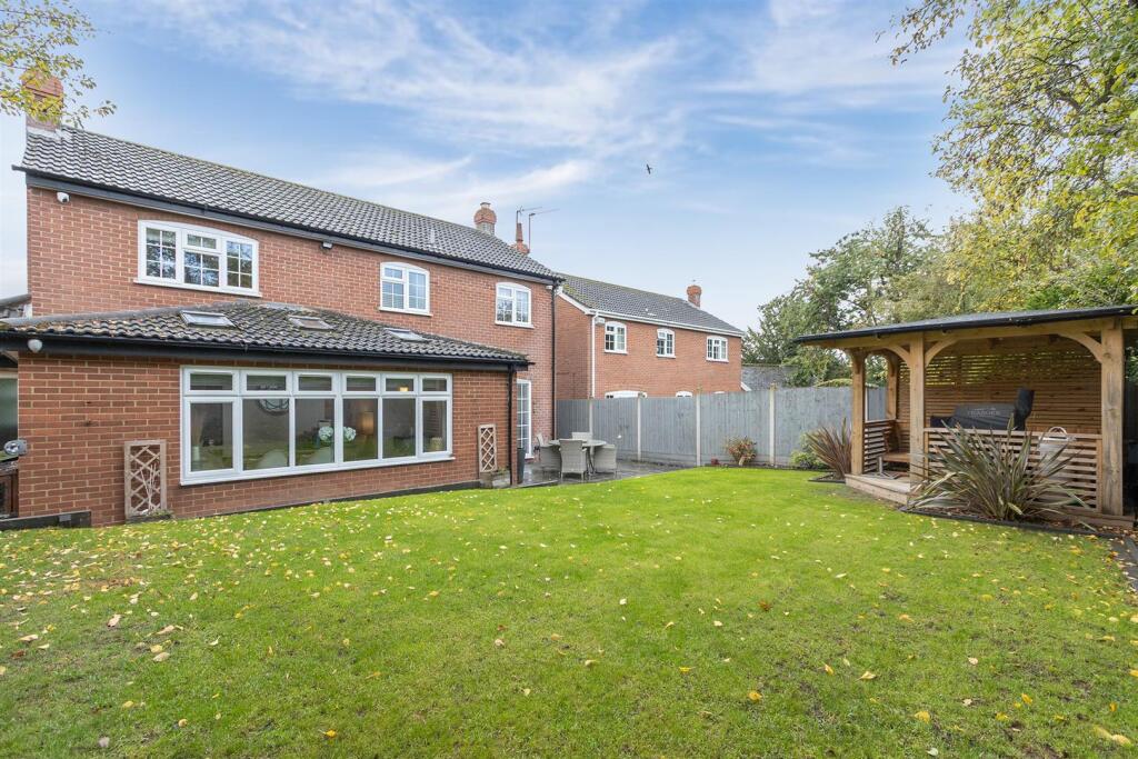 Tanglewood, 16 Fir Tree Lane