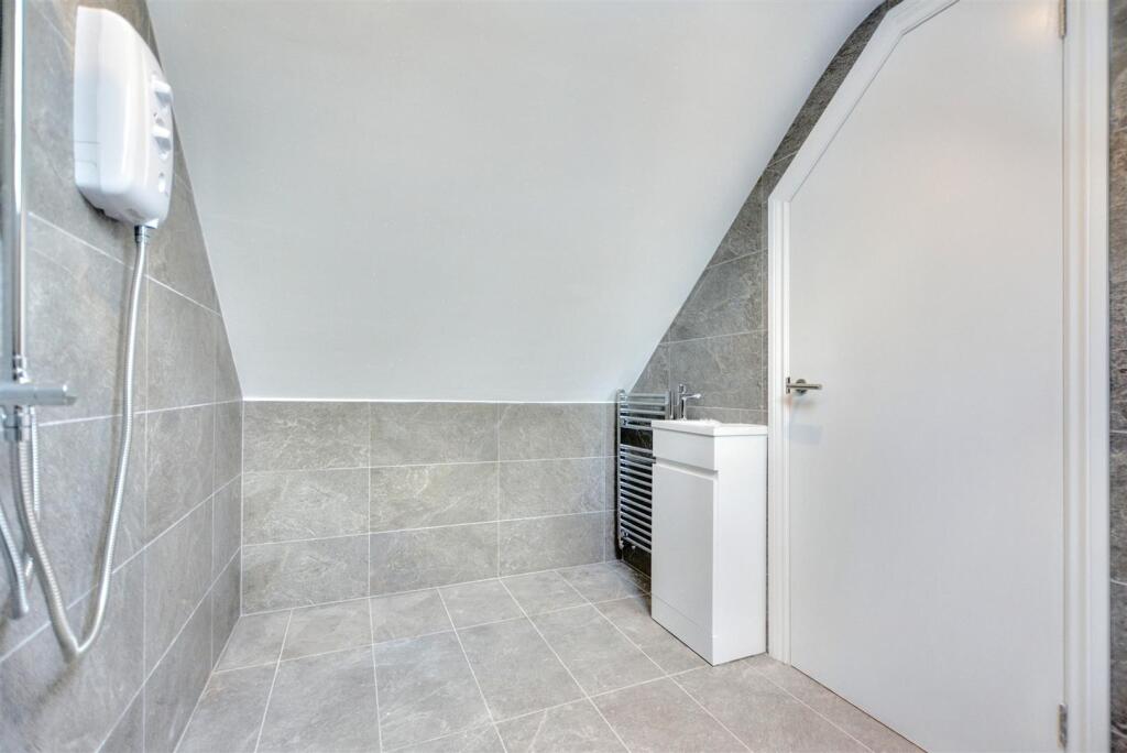 En Suite Shower Room_2.jpeg