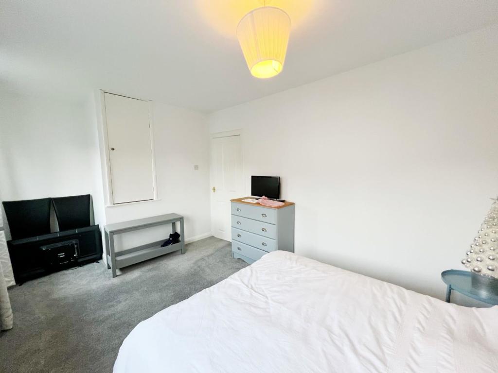 Bedroom 1 pic 3.jpg
