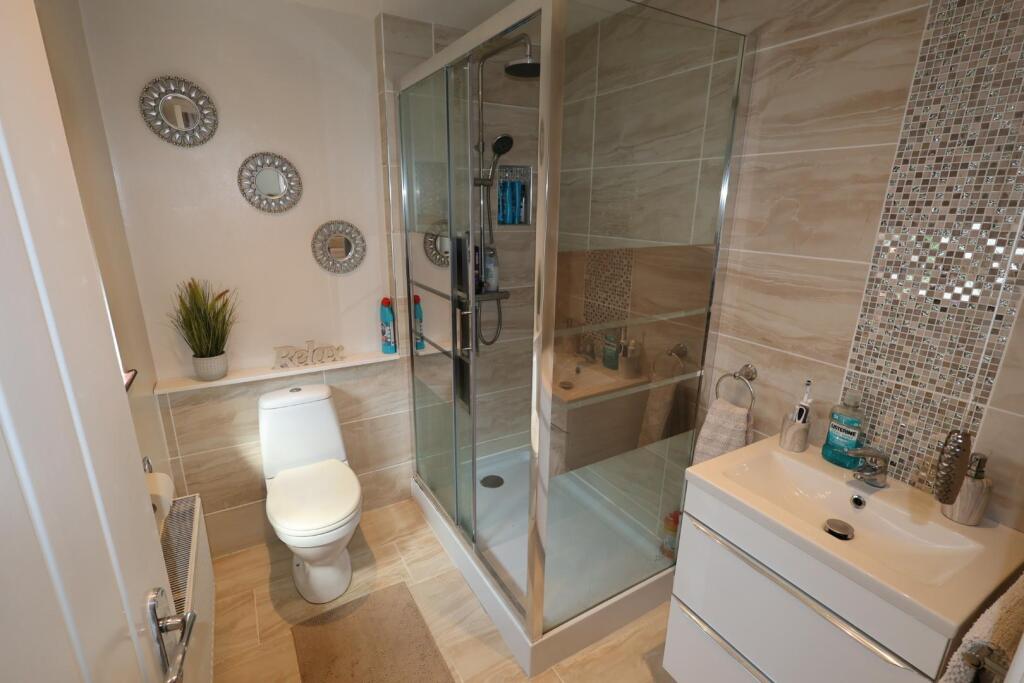 EN-SUITE SHOWER ROOM