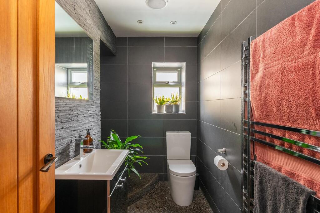 0B9RAD - Bathroom B.jpg