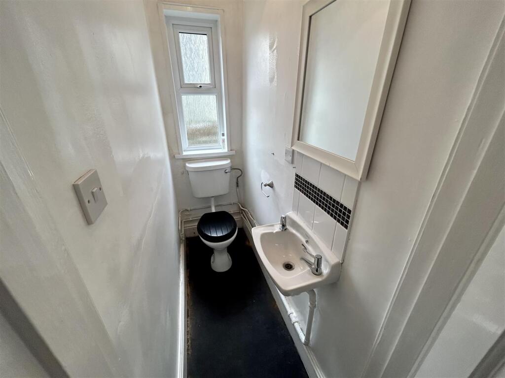Downstairs cloakroom / toilet