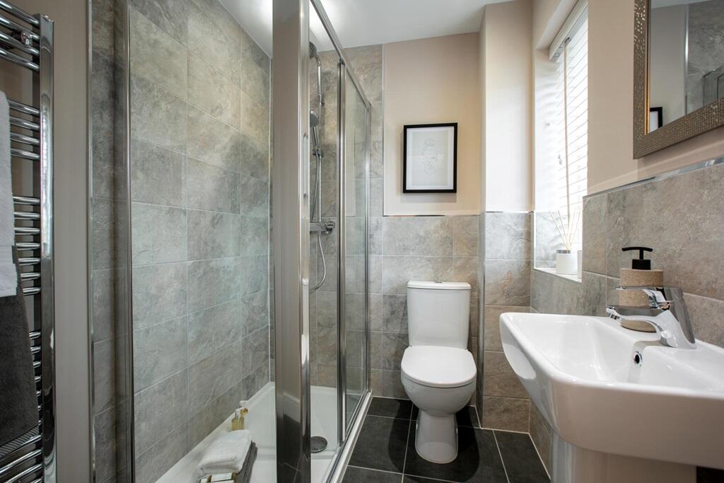 Separate en-suite for main bedroom
