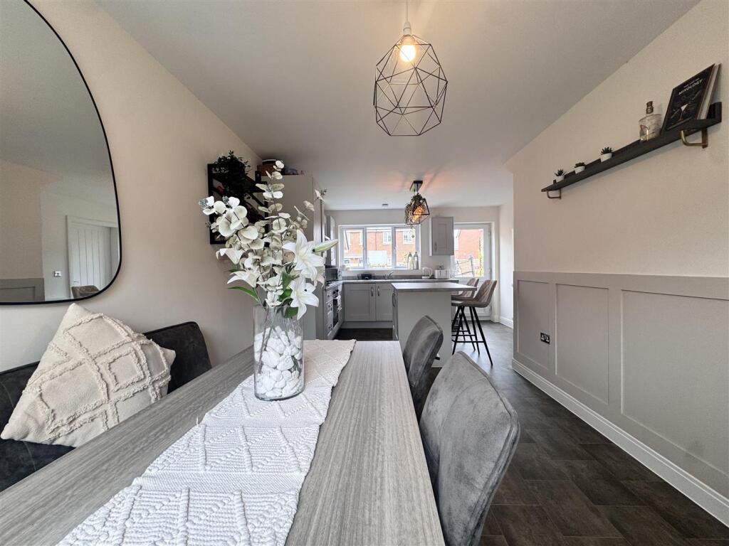 Open plan kitchen &amp; dining