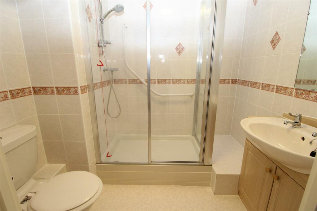 SHOWER ROOM/ W.C.