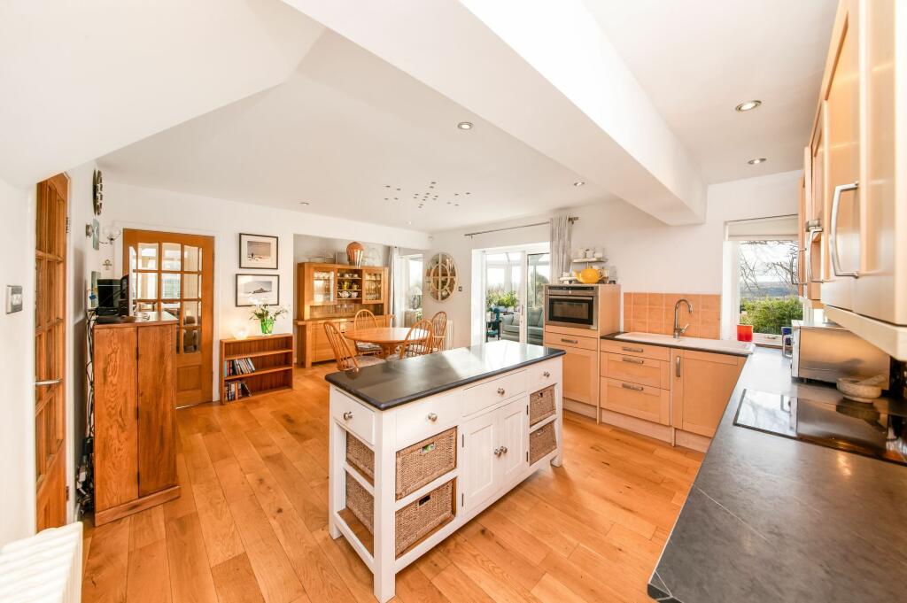 OPEN-PLAN DINING KITCHEN