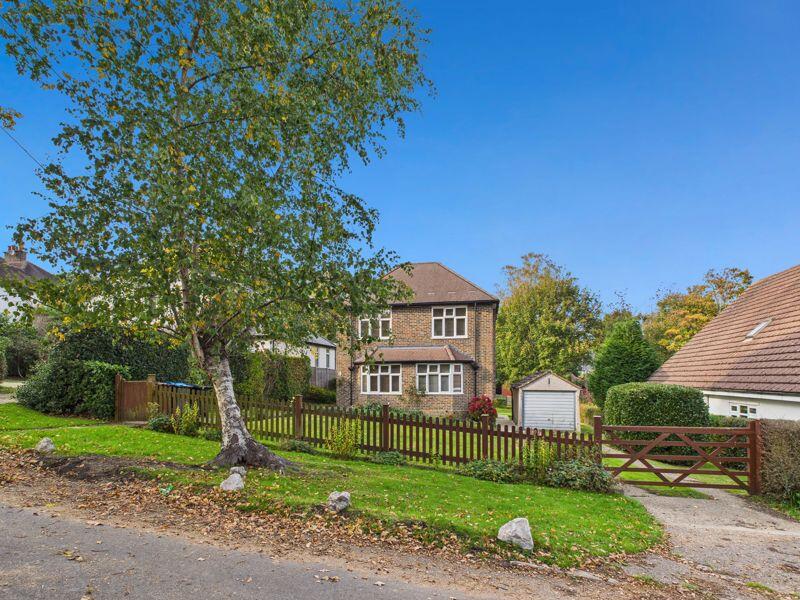 FRONT ASPECT FROM THE ROAD