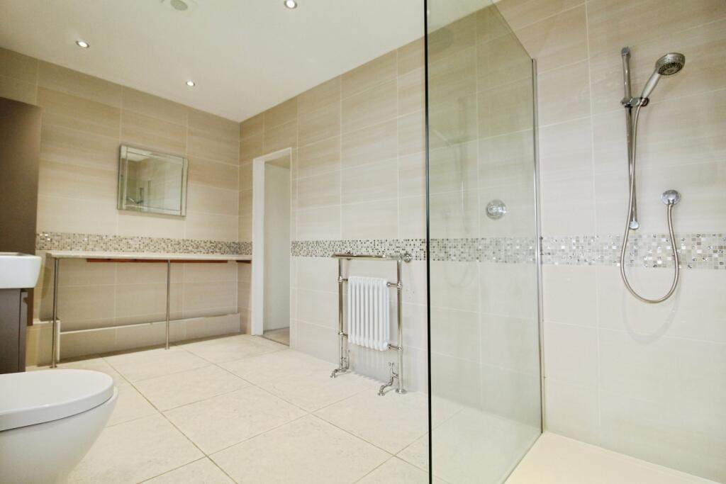 pbox-bathroom-313625.JPG