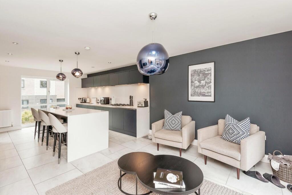 KITCHEN/SITTING ROOM