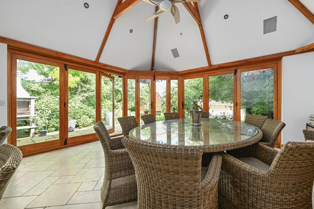 Tickham Cottage ME90HS (34).jpg