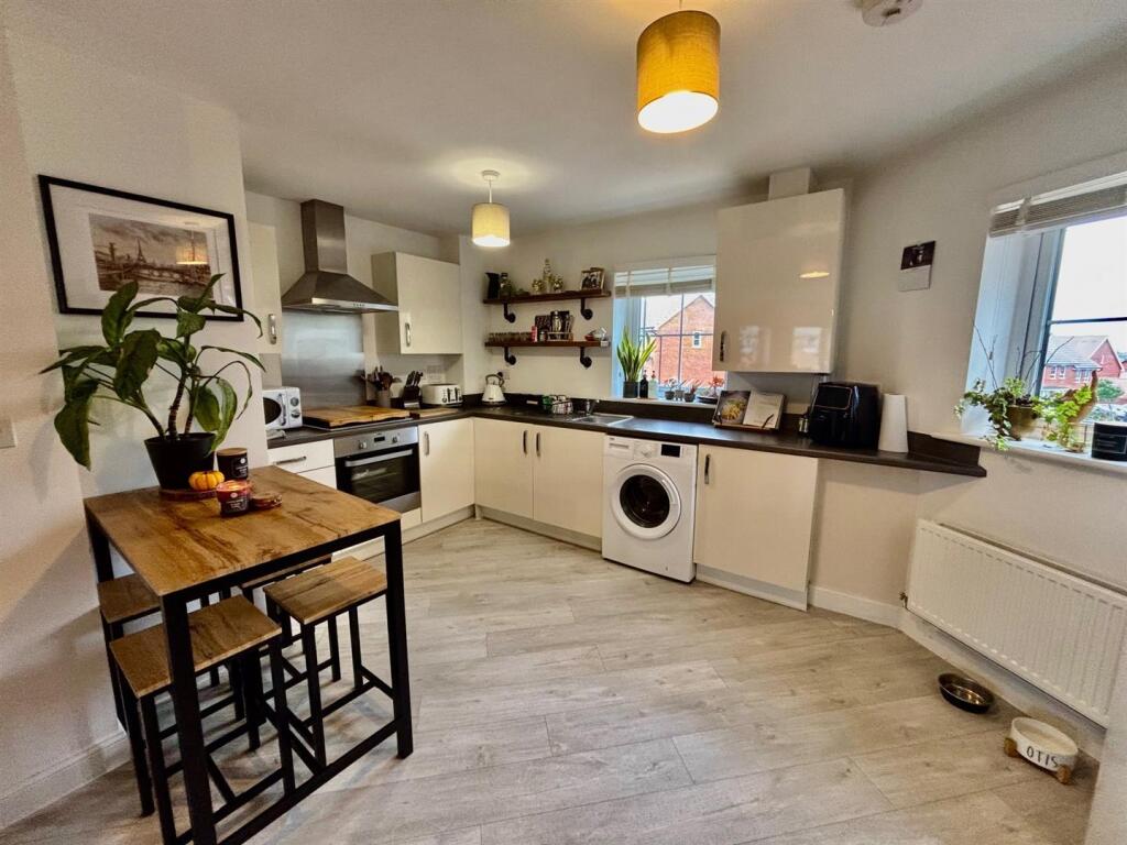 Dining/Kitchen Area