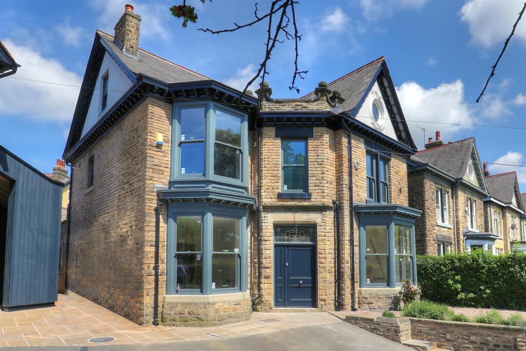 DW172371_3_5_tonemapped copy.jpg