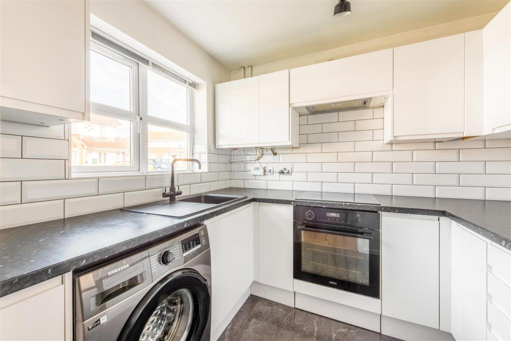 8 Blackthorne Close-4.jpg