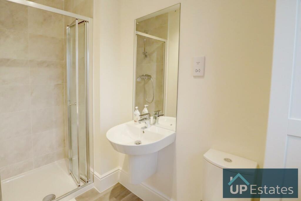 Bed 2 En-Suite Shower.jpg