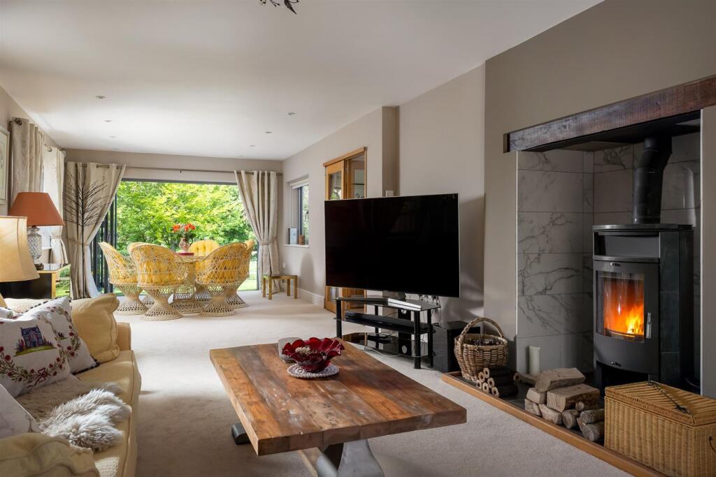 17 - The Bee Garden - GL7 5JF - Web.jpg