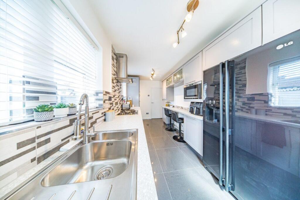 1 Longvew Drive kitchen 3.jpg