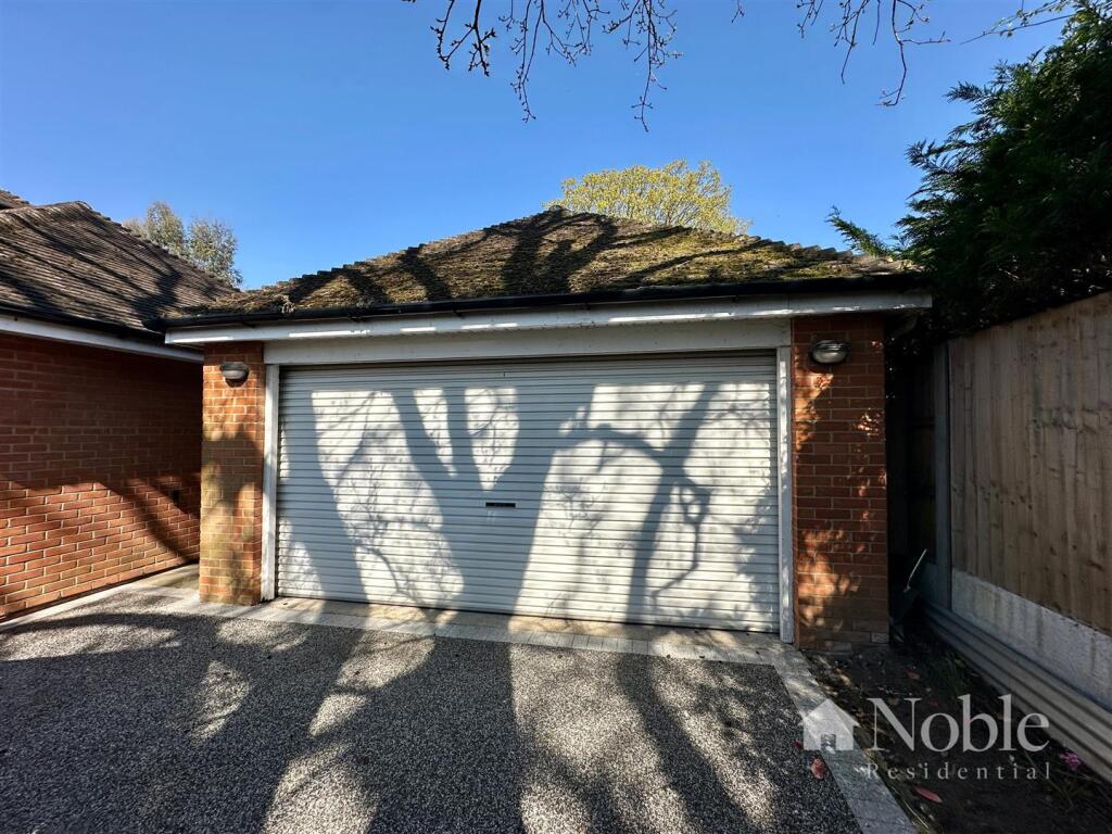 Driveway/Garage