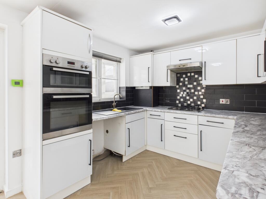 CAM03729G0-PR0136-STILL010