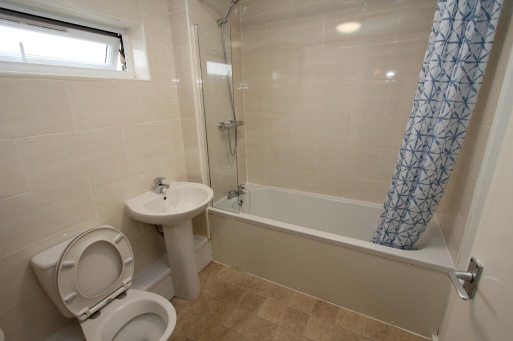 16HK 100 Bathroom(S)