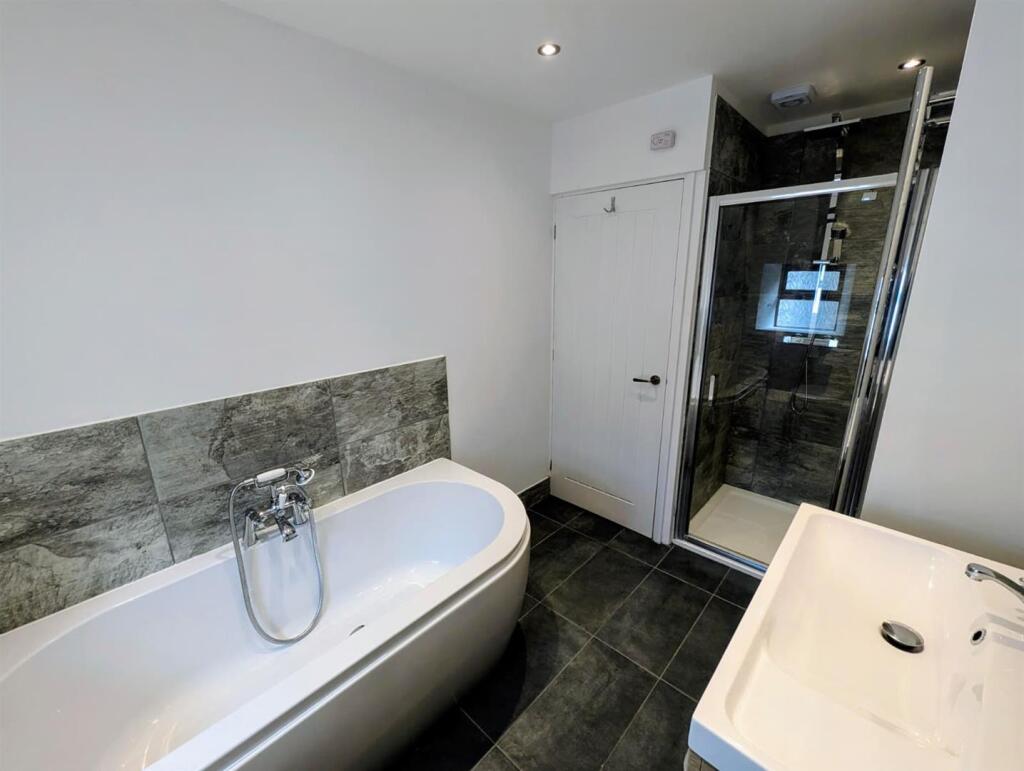 bathroom 2.jpg