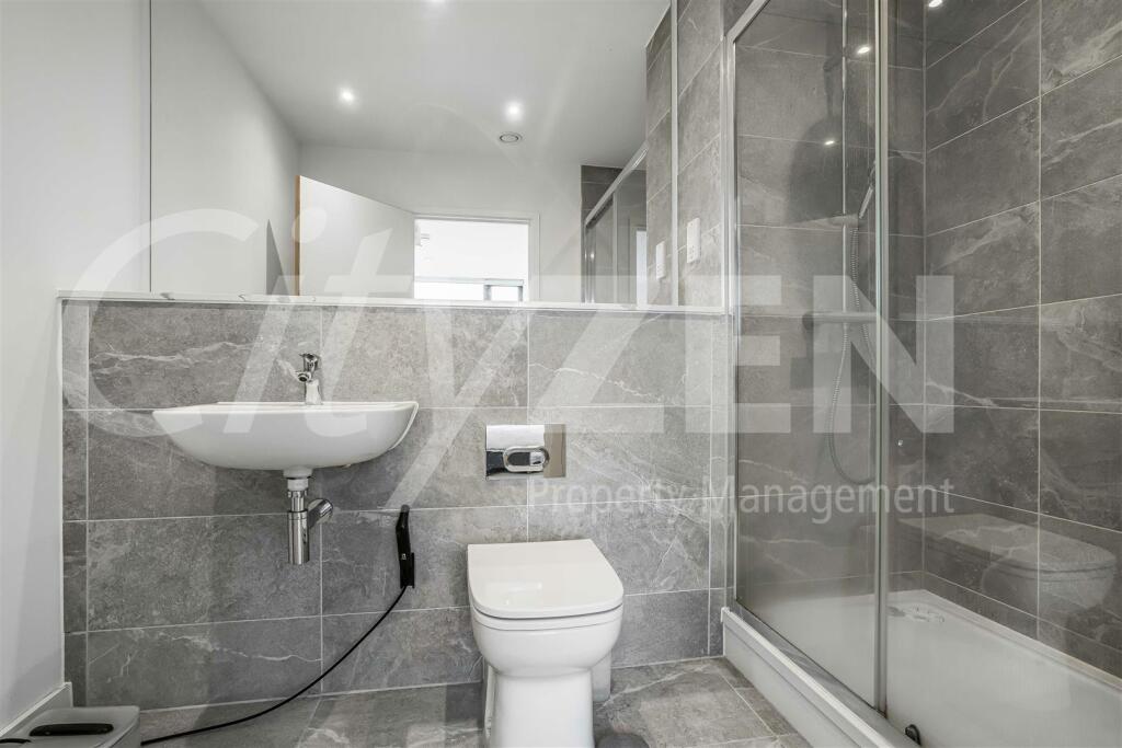 EN SUITE SHOWER ROOM