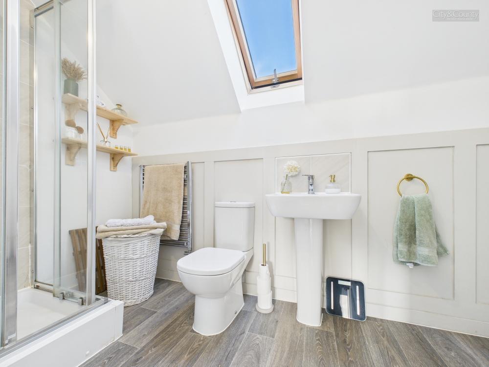 En-Suite To Master Bedroom