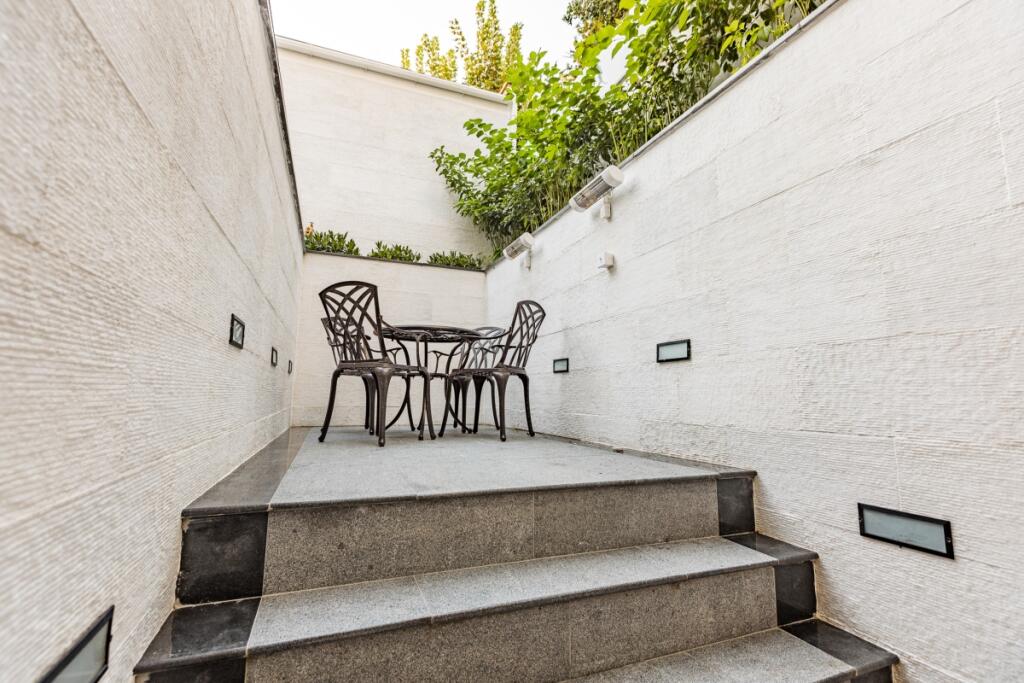 Nel BF courtyard 1