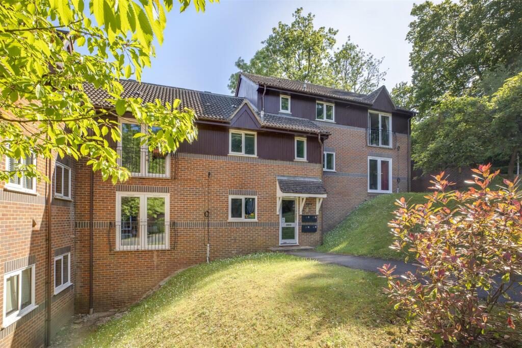 15 Edmunds Gardens, HP12 4LP-2.jpg