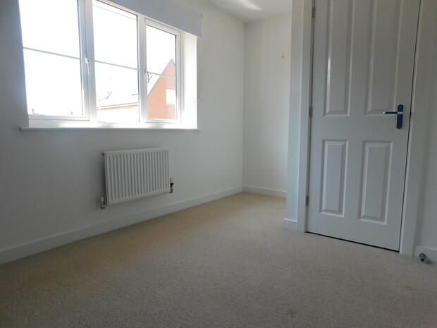 17DeeCloseBedroom2