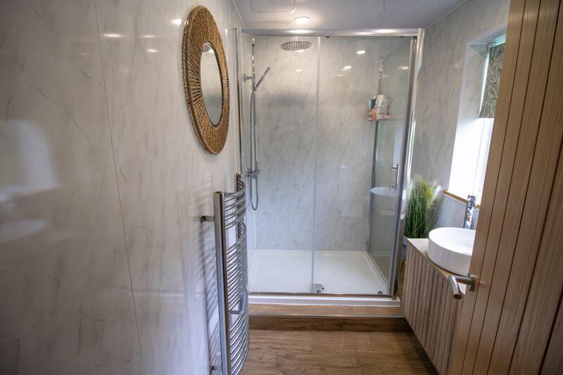 Family bathroom (upper floor)