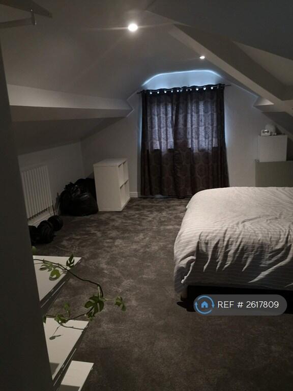 King-Size Bedroom 