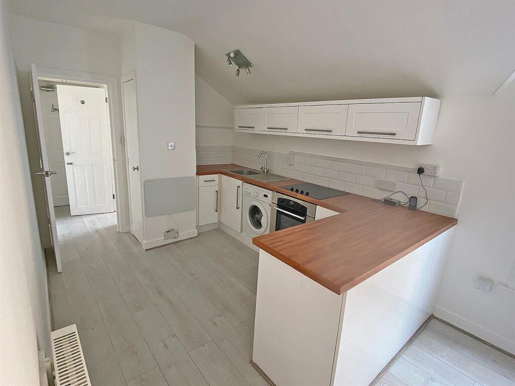 Kitchen b.jpg