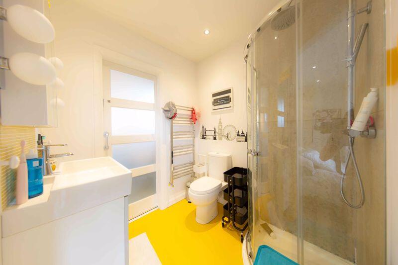 Jack &amp; Jill en-suite shower room 