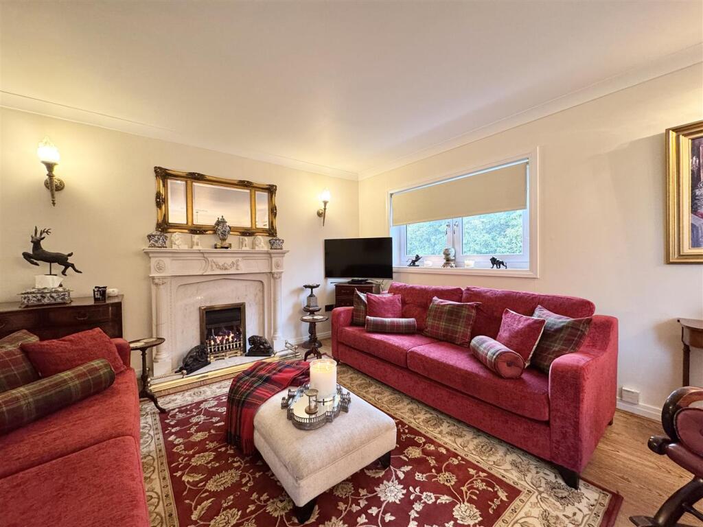 Lounge/Dining