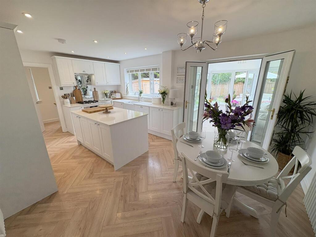 KITCHEN/DINING ROOM