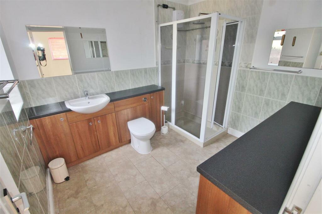 FAMILY SHOWER ROOM