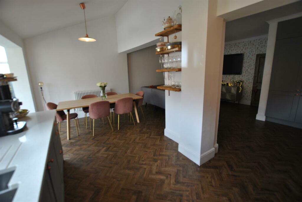 OPEN PLAN FAMILY DINING KITCHEN