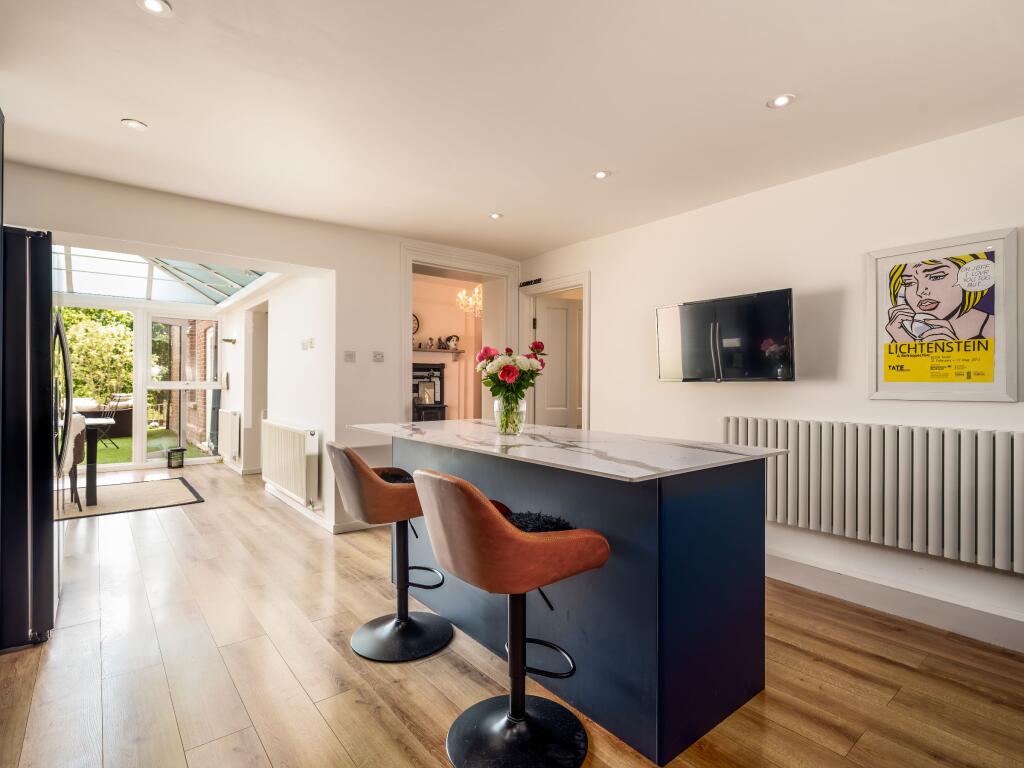 Kitchen/Breakfast Room (view b)