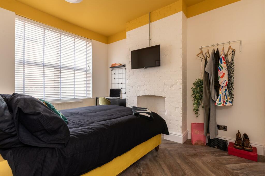 39 Wolfa St Bedroom 2.jpg