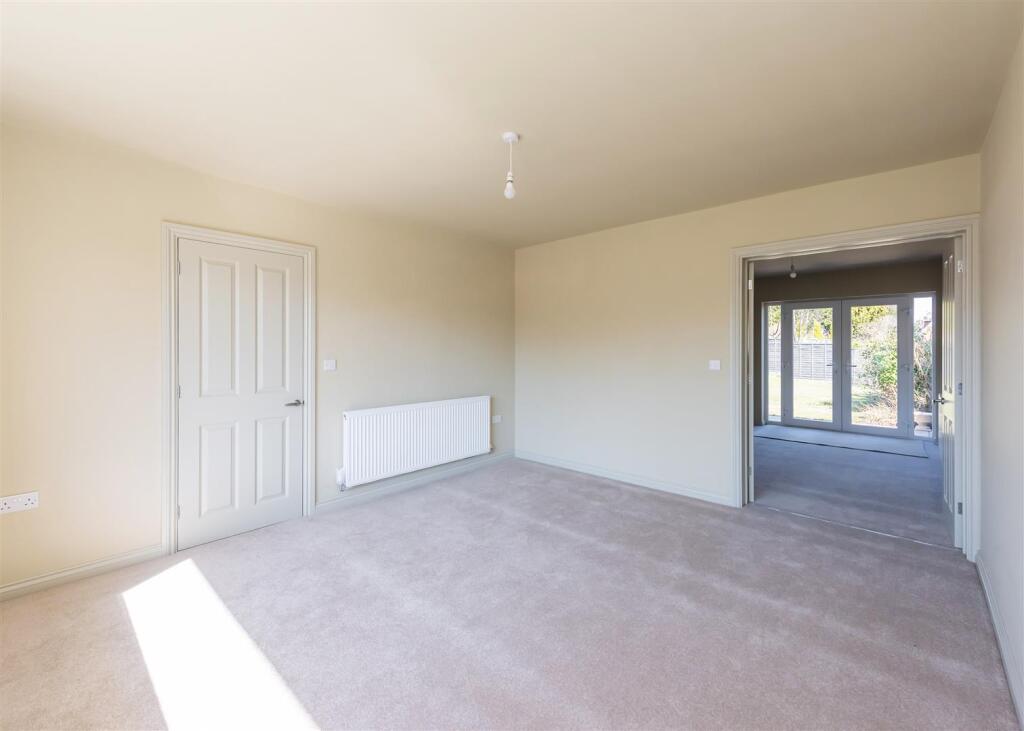 8 Fox Close-lounge2.jpg