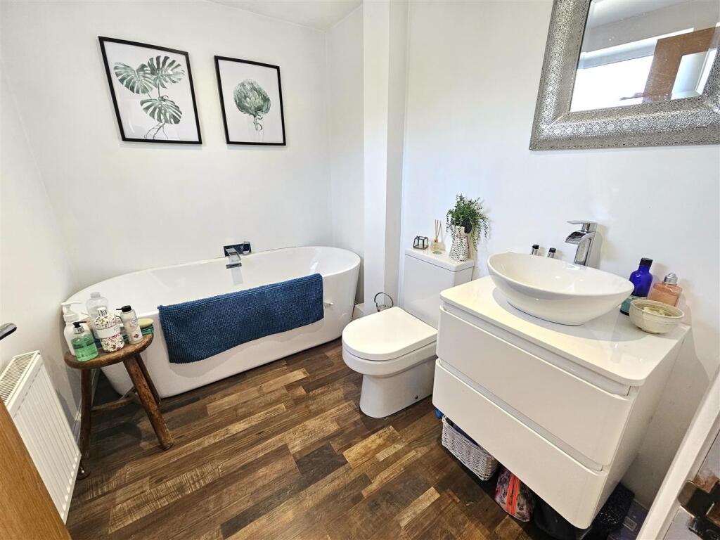 En Suite Bathroom.jpg