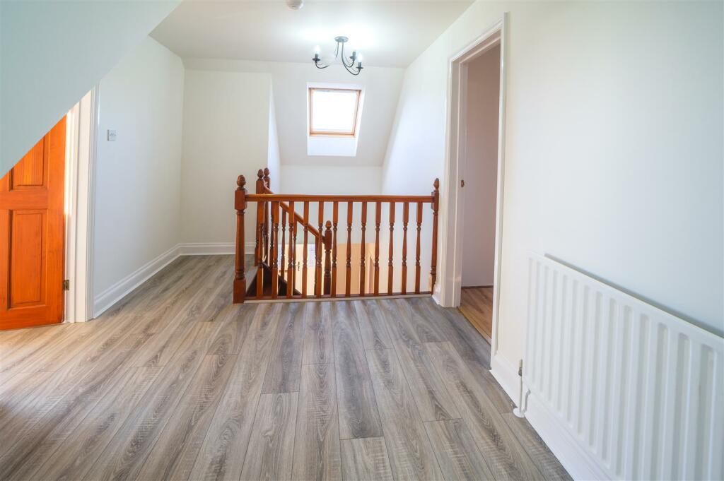 74 Hookhams Lane-landing-34.jpg