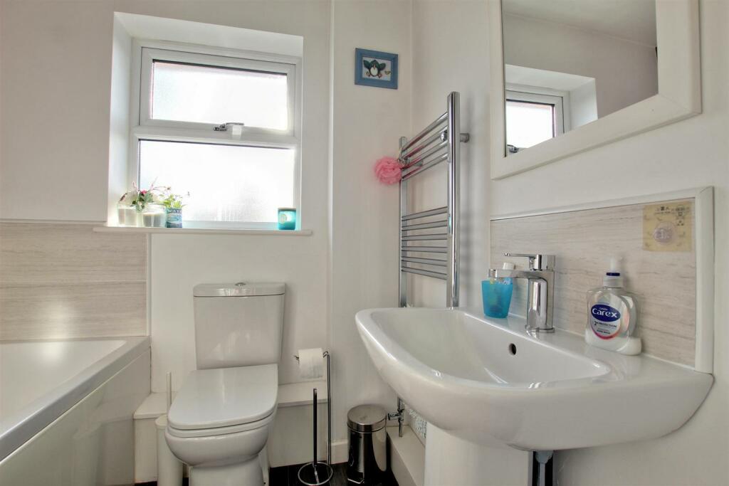 BATHROOM/WC
