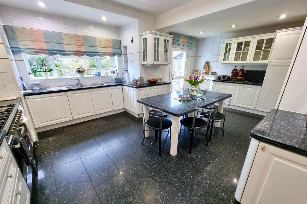 FITTED KITCHEN/DINER: